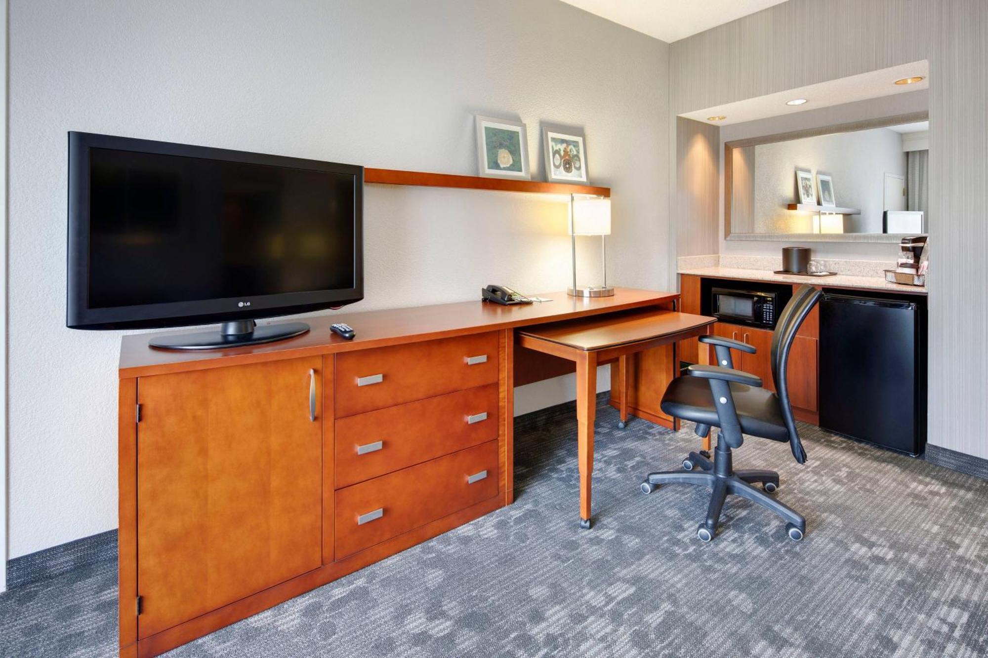 Отель Courtyard Atlanta Norcross/Peachtree Corners Экстерьер фото