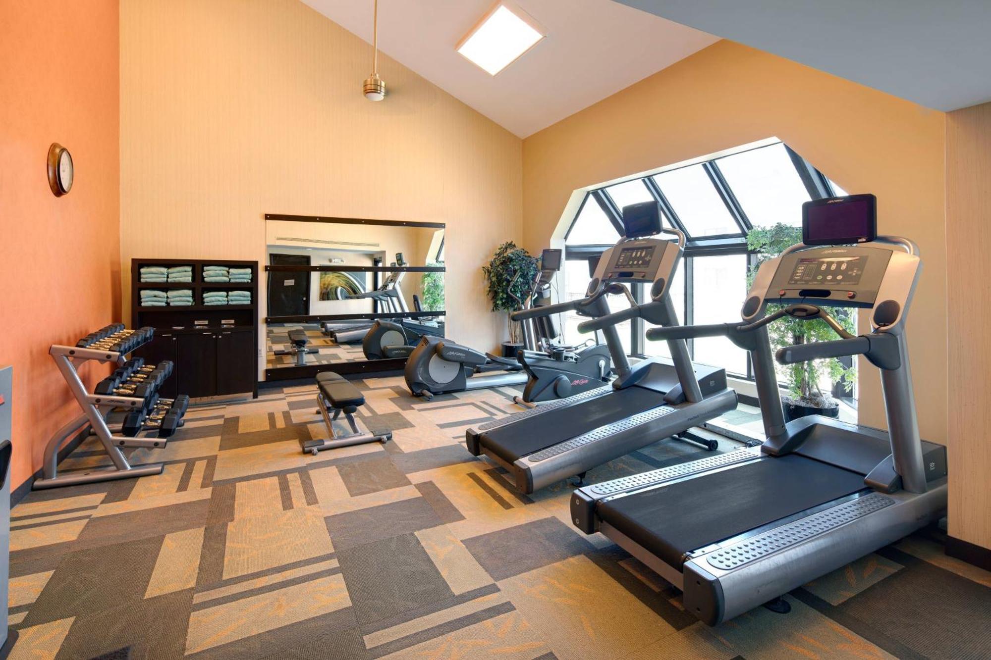 Отель Courtyard Atlanta Norcross/Peachtree Corners Экстерьер фото