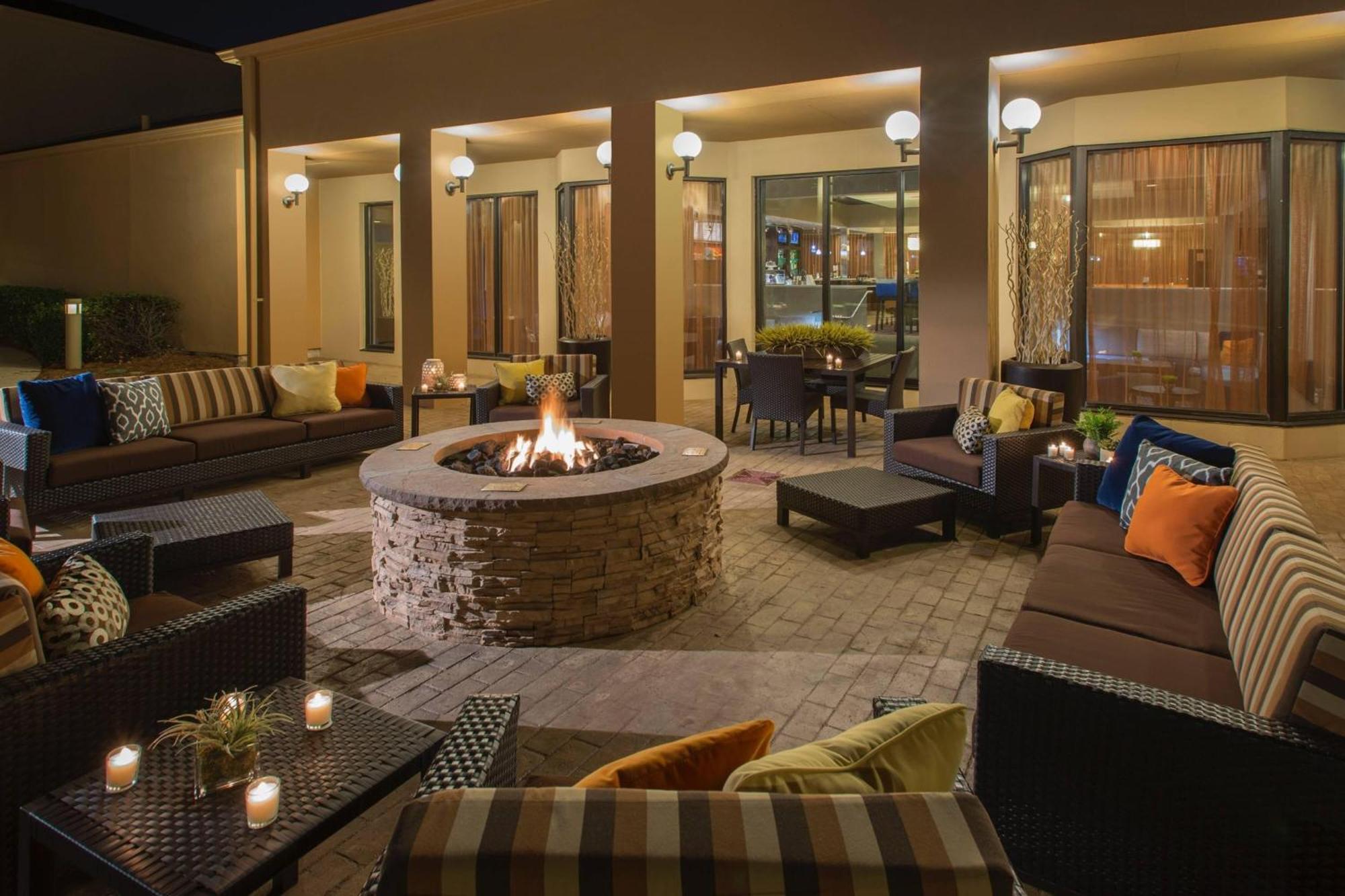 Отель Courtyard Atlanta Norcross/Peachtree Corners Экстерьер фото