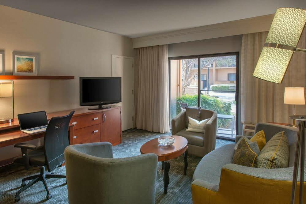 Отель Courtyard Atlanta Norcross/Peachtree Corners Экстерьер фото